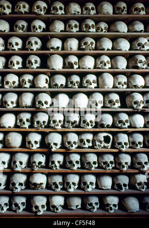 Une partie de la collection de quelque 2000 crânes humains empilés dans le déambulatoire passage sous le maître-autel de l'église St Leonard's Banque D'Images