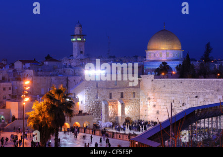 Vue nocturne du Mur occidental et le dôme du Rocher, deux lieux saints dans la vieille ville de Jérusalem, Israël. Banque D'Images