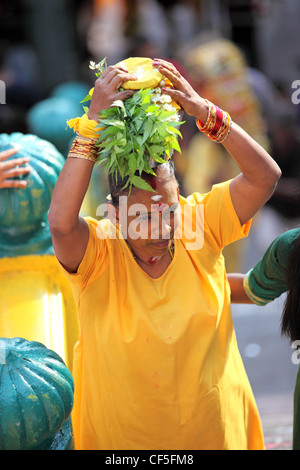 Dévot holding kavadi ordre croissant les étapes de grottes de Batu pendant Thaipusam fête hindoue à Kuala Lumpur, Malaisie Banque D'Images