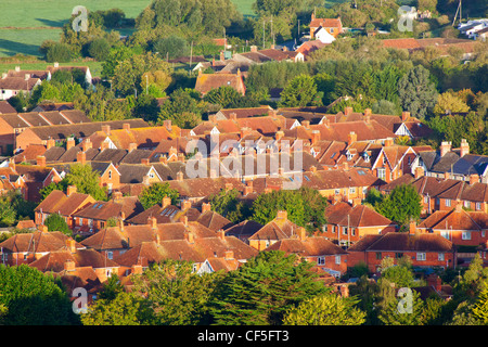 Vue sur les toits de maisons dans Glastonbury depuis le sommet de Tor de Glastonbury. Banque D'Images