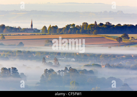 Voir plus de Glastonbury Glastonbury Tor sur un matin brumeux juste après le lever du soleil. Banque D'Images