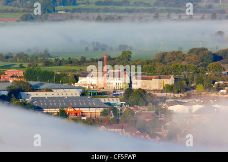 Vue du Tor de Glastonbury sur la brume entourant les points de vente au détail et de vieilles usines près de Glastonbury town centre. Banque D'Images