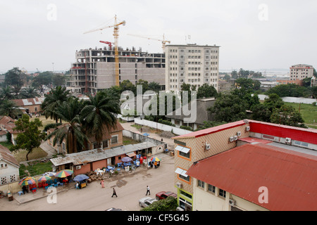 La construction d'appartements et immeubles de bureaux autour de la Place De La Gare, la Ville, Kinshasa, RDC. Banque D'Images