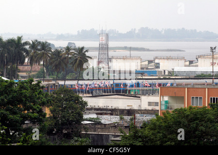 La recherche à travers la ville pour le fleuve Congo. La Ville, Kinshasa, RDC. Banque D'Images