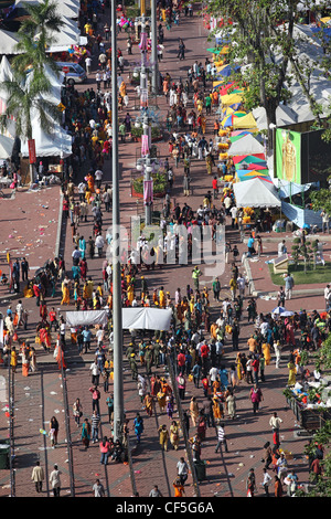 Foule pendant Thaipusam fête hindoue à Batu Caves à Kuala Lumpur, Malaisie Banque D'Images