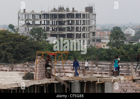 La construction d'appartements et immeubles de bureaux autour de la Place De La Gare, la Ville, Kinshasa, RDC. Banque D'Images