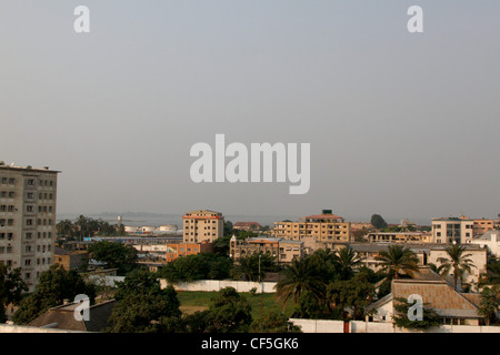 La recherche à travers la ville pour le fleuve Congo. La Ville, Kinshasa, RDC. Banque D'Images