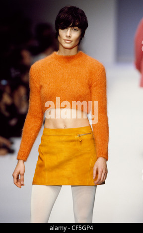 Gucci Milan Prêt à Porter Automne Hiver mannequin portant un portrait de cavalier, orange orange mini jupe et collants blancs Banque D'Images