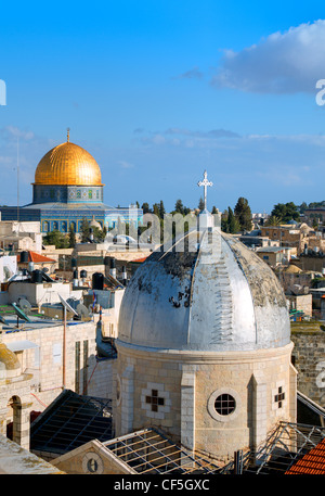 Dôme du Rocher et basilique chrétienne dans la vieille ville de Jérusalem, Israël. Banque D'Images