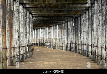 Sous la structure de la jetée de Whitby. Banque D'Images