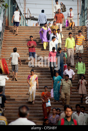 Les Indiens pour se rendre à son travail à partir de Dharavi bidonvilles de Mumbai, Inde Banque D'Images