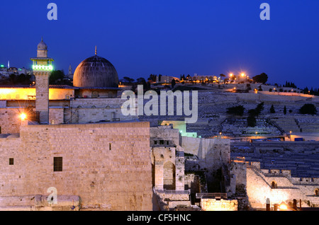 La Mosquée Al Aqsa, le troisième lieu saint de l'Islam, sous le mont des Oliviers à l'arrière-plan à Jérusalem, Israël. Banque D'Images