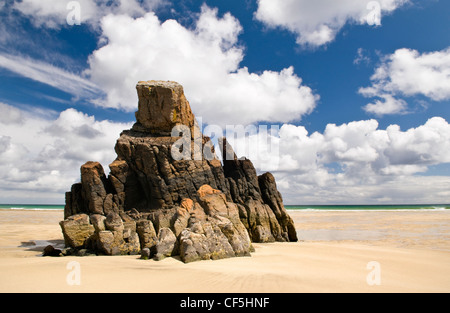 White Sands entourent une pile de la mer sur la plage de Garry dans l'île de Lewis. Banque D'Images