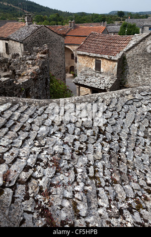 La pierre ancienne tuiles sur toit de maison dans la cité templière de la Couvertoirade, Aveyron, France Banque D'Images