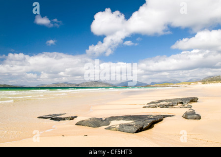 Le soleil qui brille sur la plage de sable blanc de Borve sur l'île de Harris. Banque D'Images