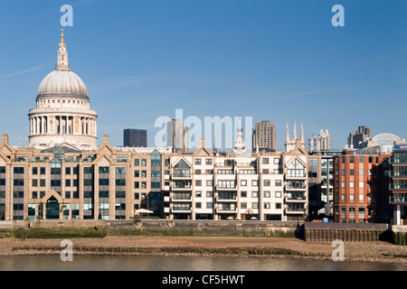 Vue à partir de la rive sud de la Cathédrale St Paul et plusieurs bâtiments sur la Tamise. Banque D'Images