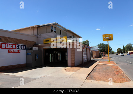 Un lecteur à travers bouteille shop (magasin d'alcools ou de licence) à Boulder, dans l'ouest de l'Australie, l'Australie. Banque D'Images