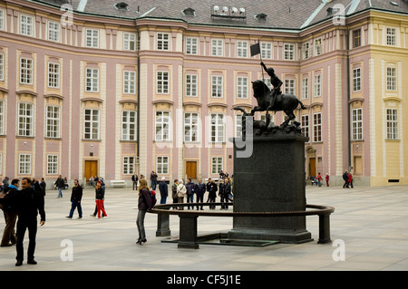 Statue en bronze de Saint Georges terrassant un dragon, Hradcany, Prague, République Tchèque Banque D'Images