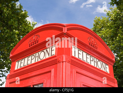 Le sommet d'une cabine téléphonique rouge traditionnelle dans Notting Hill. Banque D'Images