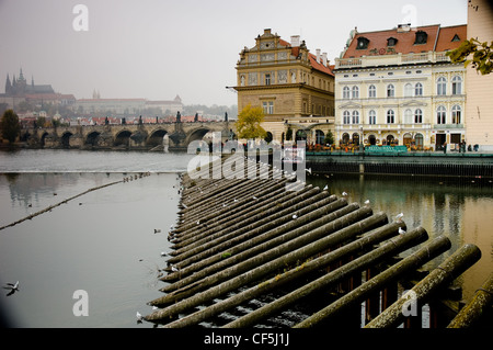 Vue sur la ville de Prague à une journée d'automne Banque D'Images