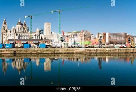 Albert Docks et le bord de l'eau avec le Royal Liver Building au loin. Banque D'Images