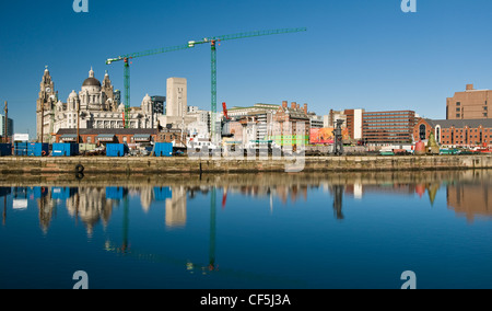 Albert Docks et le bord de l'eau avec le Royal Liver Building au loin. Banque D'Images