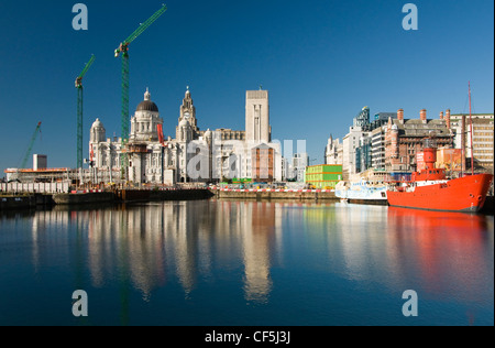 Albert Docks et le bord de l'eau avec le Royal Liver Building au loin. Banque D'Images