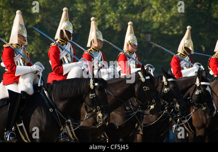 Cérémonie de la relève de la garde à Whitehall à Londres. Banque D'Images