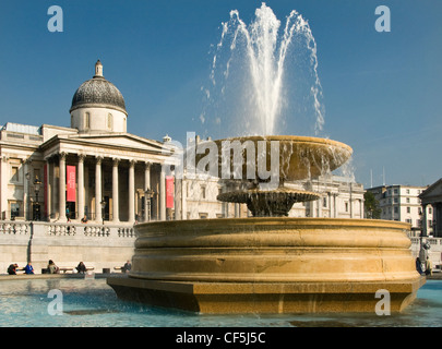 National Gallery et Trafalgar Square fountain à Londres. Banque D'Images