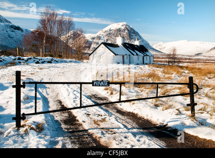 Une porte sur une route couverte de neige menant à Black Rock Cottage à Glencoe. Banque D'Images