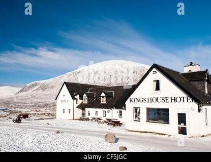 Kings House Hotel dans le paysage couvert de neige à distance à Glencoe. Banque D'Images