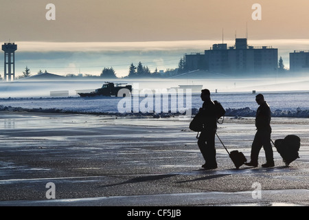 BASE AÉRIENNE DE YOKOTA, Japon -- des aviateurs du 36e Escadron de transport aérien se préparent pour une mission à la suite d'une tempête de neige à la fin de l'hiver à la base aérienne de Yokota, Japon, le 1er mars 2012. Huit centimètres et demi de neige sont tombés en quinze heures, ce qui a fait que les dirigeants de la base appellent les charrues à dégager la piste, les voies de circulation et les routes. Selon le vol météorologique du 374e Escadron de soutien aux opérations, la chute de neige a été causée par une abondance d'humidité de 'Shanghai Low', le système de basse pression qui se déplace habituellement le long de la côte sud du Japon. ( Banque D'Images