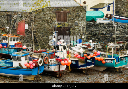 Bateaux de pêche dans le petit village de pêcheurs de Cadgwith Cove sur la côte orientale de la Péninsule du Lézard. Banque D'Images