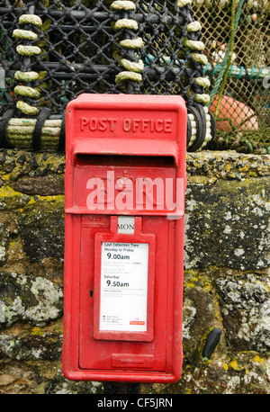 Un montage mural traditionnel post box en Cadgwith Cove, un petit village de pêcheurs sur la côte orientale de la Péninsule du Lézard. Banque D'Images