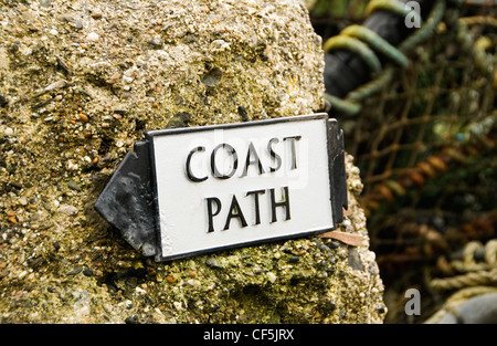 Coast Path sign in Cadgwith Cove, un petit village de pêcheurs sur la côte orientale de la Péninsule du Lézard. Banque D'Images