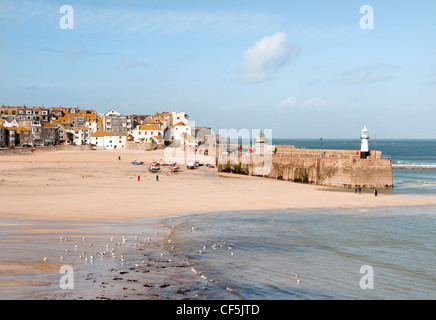 Le port de St Ives, à marée basse. Banque D'Images