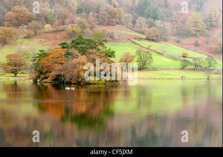 Couleurs automnales reflétée à Rydal Water dans le Lake District. Banque D'Images