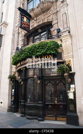 Extérieur de la Golden Lion pub à St James's. Banque D'Images