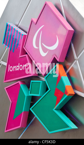 Logo pour les Jeux Olympiques de 2012 à Londres sur une horloge de compte à rebours à Trafalgar Square. Banque D'Images