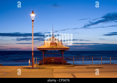 Vue sur la mer de la promenade de Blackpool. En 1879 Blackpool est devenue la première ville d'introduire l'éclairage de rue, cependant électrique Banque D'Images