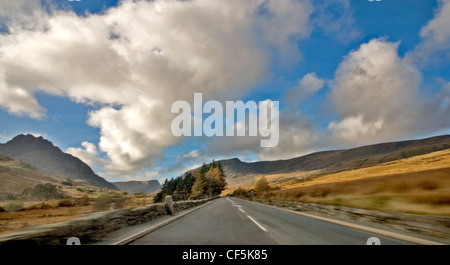 Un milieu rural Welsh Road. L'Assemblée nationale du Pays de Galles est toujours engagée à moderniser les routes stratégiques qui permettent d'éviter des parcs nationaux Banque D'Images