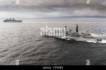 La Royal Navy destroyer HMS Southampton escortant l'Albion Banque D'Images