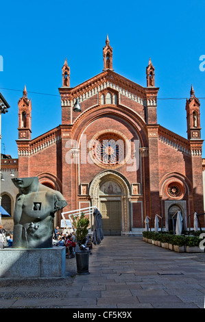 Église de Santa Maria del Carmine à la sculture d'Igor Mitoraj, Milan, Lombardie, Italie Banque D'Images