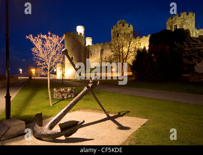 L'ancre en face du Château de Conwy au crépuscule. Le château a été une partie importante du roi Édouard I plan de l'entourant de galles dans 'un ir Banque D'Images