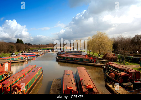 La barge amarrée à Anderton Marina. La marina est adjacent à la célèbre Anderton Boat Lift et situé juste à l'extérieur de l'Cheshir Banque D'Images