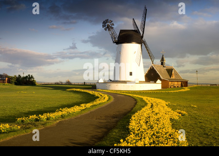 Le moulin et l'ancienne station de sauvetage de la RNLI à Lytham St Annes. La ville et de l'âge passé passé coloré est clairement illust Banque D'Images