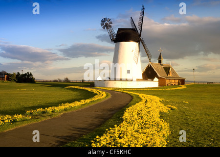 Le moulin et l'ancienne station de sauvetage de la RNLI à Lytham St Annes. La ville et de l'âge passé passé coloré est clairement illust Banque D'Images