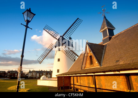 Le moulin et l'ancienne station de sauvetage de la RNLI à Lytham St Annes. La ville et de l'âge passé passé coloré est clairement illust Banque D'Images