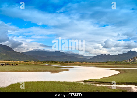 Vu de Snowdon Porthmadog. La montagne est 3560 pieds de haut et pousse à travers les nuages. Banque D'Images