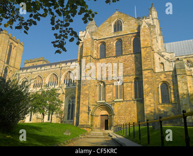 Le transept sud entrée de la cathédrale de Ripon, un des plus anciens sites d'adoration Chrétienne en Grande-Bretagne. Banque D'Images